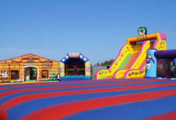 impa_bouncy-castles-3567019-1280.jpg